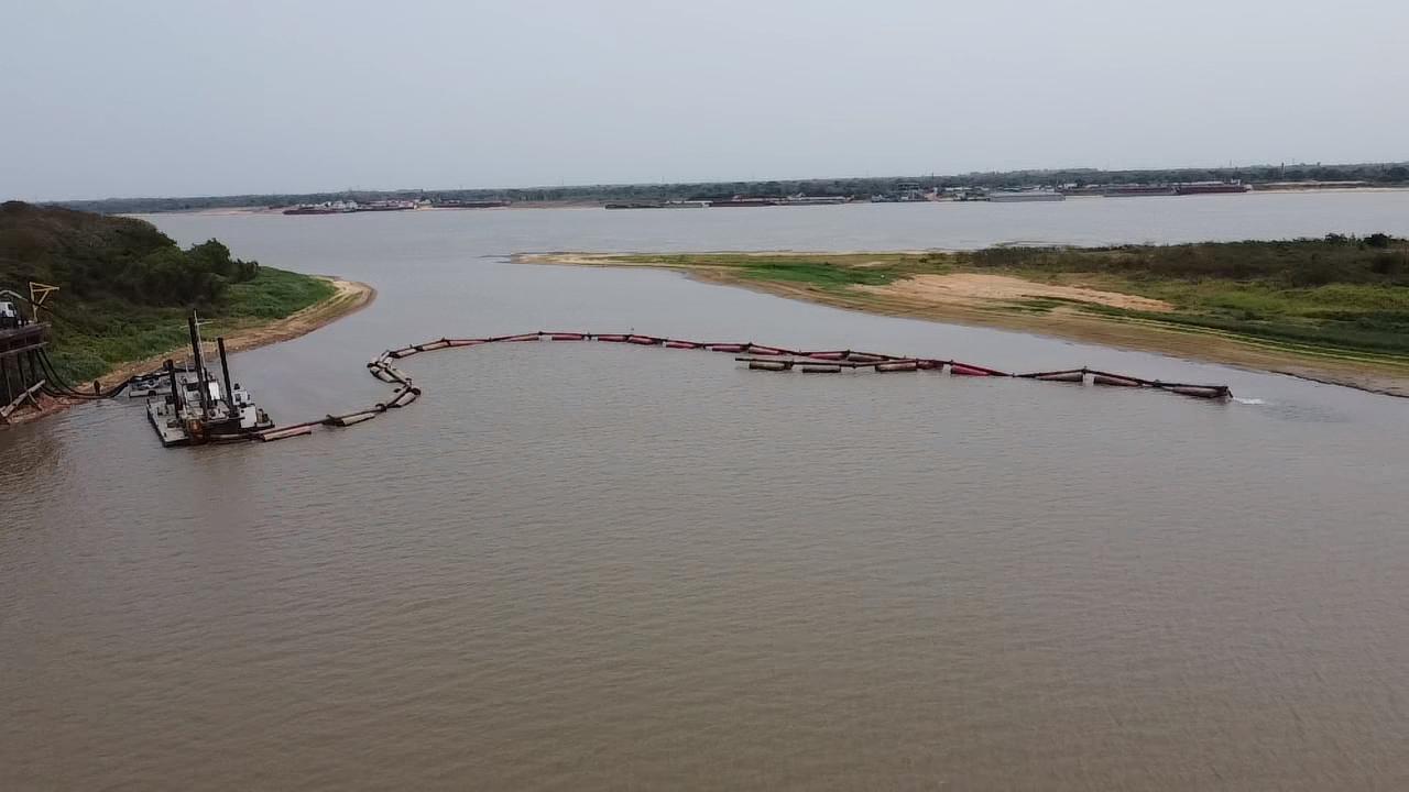 Profundización y dragado ante bajante del río Paraguay. Foto: ESSAP.