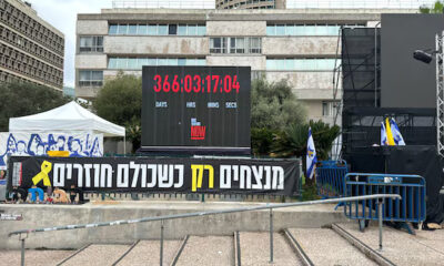 Un reloj en la Plaza de los Rehenes que cuenta el tiempo desde el ataque terrorista ejecutado por Hamas hace un año. Foto: Infobae.