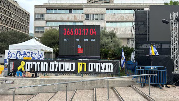 Un reloj en la Plaza de los Rehenes que cuenta el tiempo desde el ataque terrorista ejecutado por Hamas hace un año. Foto: Infobae.