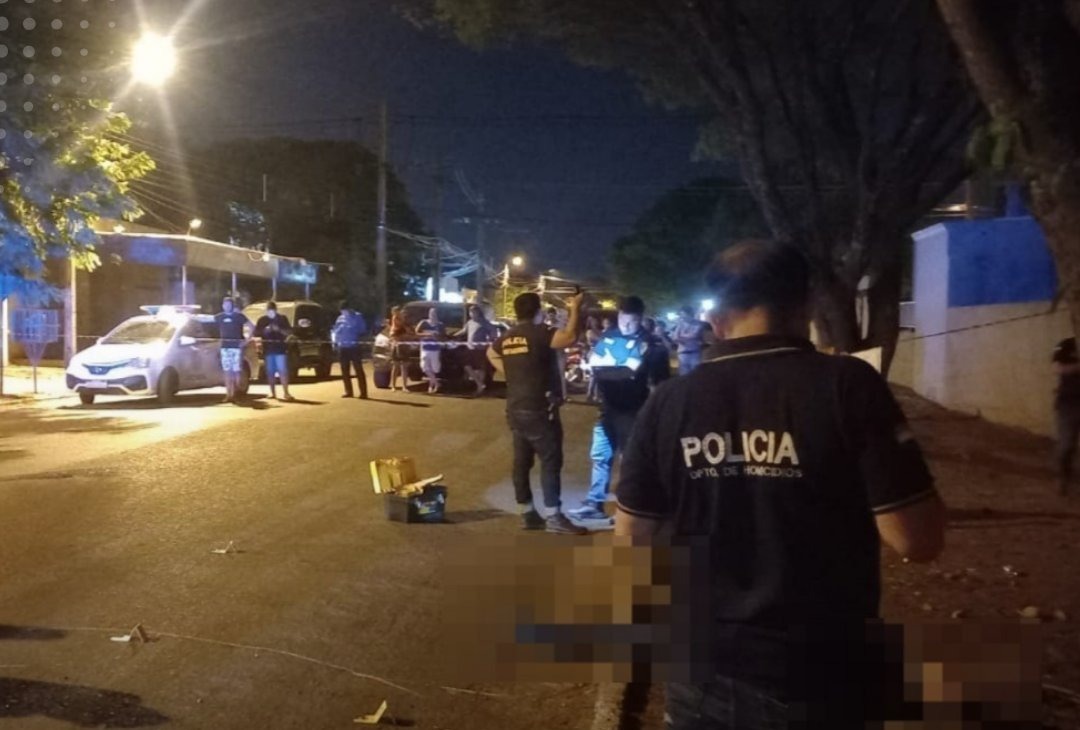 El cuerpo del hombre quedó tendido en la vía pública. Foto: Gentileza.