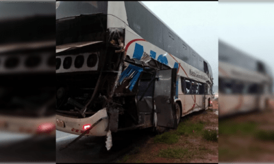 Bus de larga distancia chocó con 50 pasajeros. Foto: Gentileza.