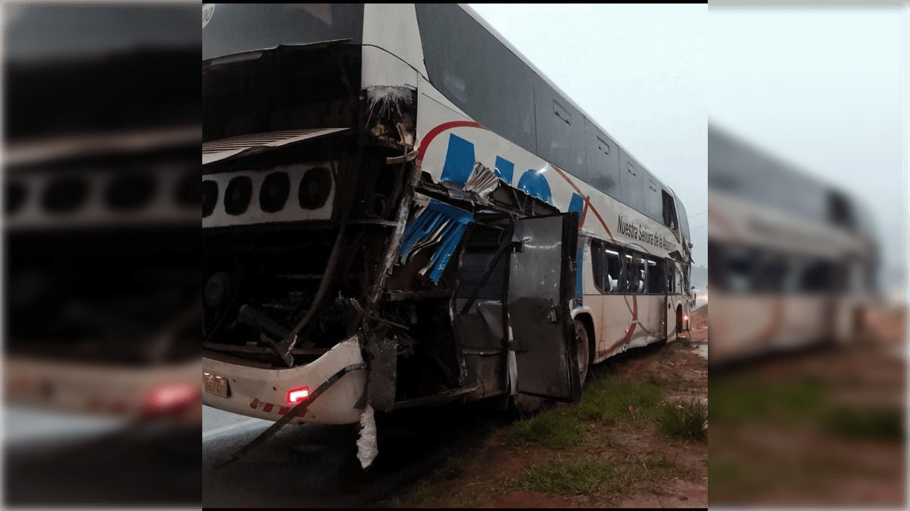 Bus de larga distancia chocó con 50 pasajeros. Foto: Gentileza.