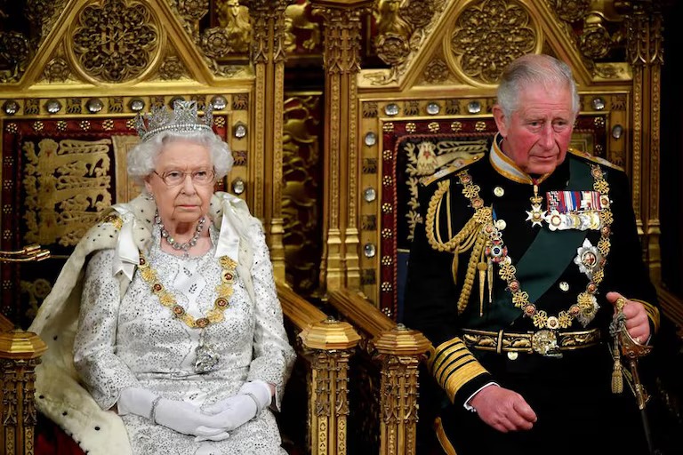 Reina Isabel II y el actual rey Carlos III. Foto: Infobae.