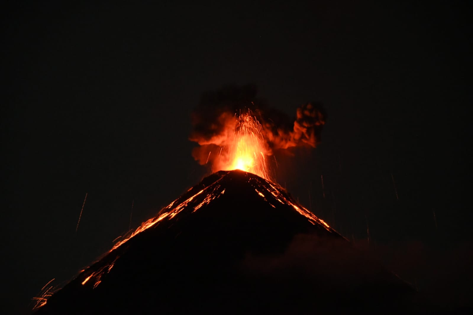 Volcán erupcionando. Foto: Manuel Silveira.