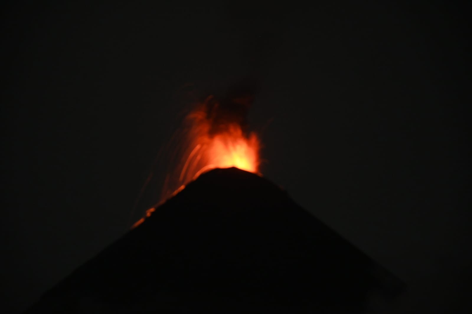 Volcán erupcionando. Foto: Manuel Silveira.