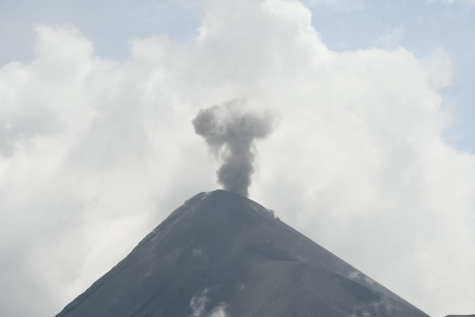 Uno de los volcanes humeando. Foto:Manuel Silveira.