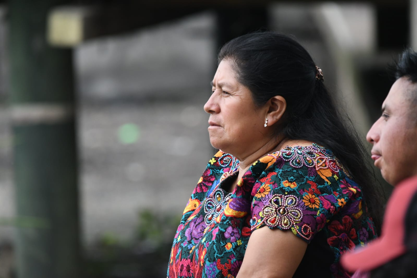 Coloridas y artesanales prendas en la mujer. Foto: Manuel Silveira.