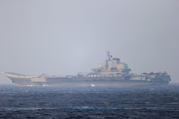 Taiwán elevó su estado de alerta tras la incursión del portaaviones chino Liaoning en aguas cercanas a la isla. Foto: Infobae.