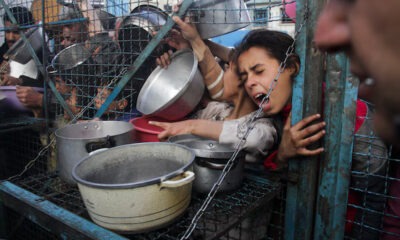 Gente clamando por comida. Foto: Infobae.