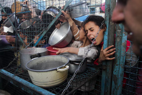 Gente clamando por comida. Foto: Infobae.