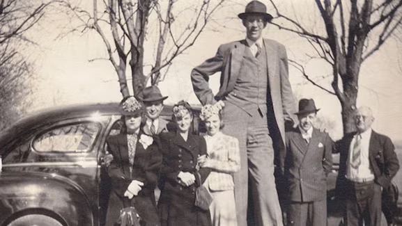 Robert Wadlow fue el hombre más alto del mundo. Medía 2.72 mts. Su vida fue breve y muy triste. Foto: Infobae.