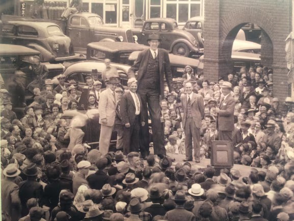 Robert Wadlow, sus apariciones públicas generaban gran interés. La gente quería ver al fenómeno de cerca. 