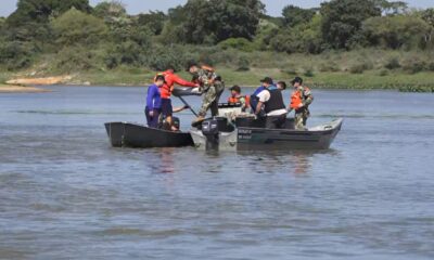 Búsqueda del cuerpos en el río Paraguay por parte de la Armada Paraguaya. Foto: El Nacional.