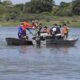 Búsqueda del cuerpos en el río Paraguay por parte de la Armada Paraguaya. Foto: El Nacional.