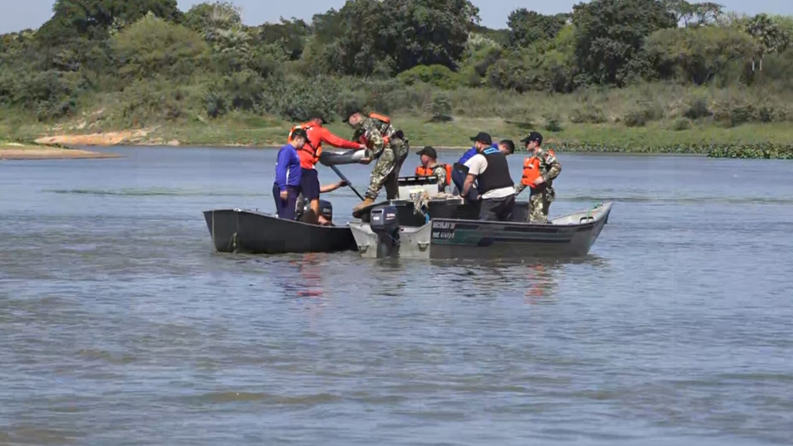 Búsqueda del cuerpos en el río Paraguay por parte de la Armada Paraguaya. Foto: El Nacional.