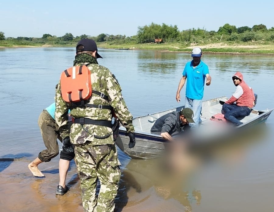 Hallazgo del cuerpo del joven. Foto: Armada Paraguaya.