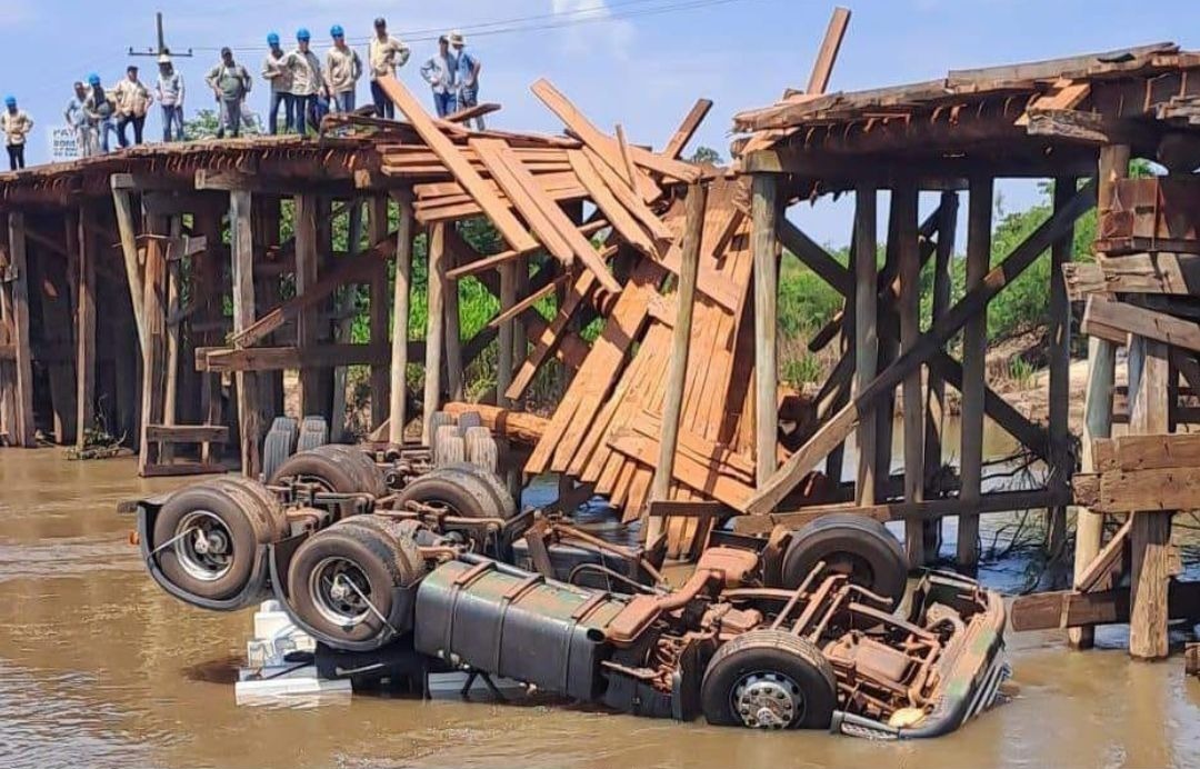 El puente de madera se desplomó. Foto: Gentileza.