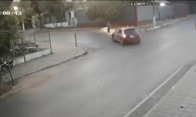 Momento en que el automóvil impactó sobre la víctima. Foto: Captura.