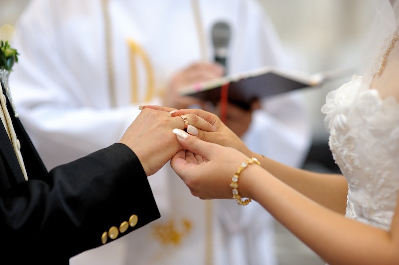 Casamiento ante la iglesia. Foto: La Croix