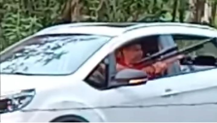 Captura del video que se viralizó del hombre con rifle amenazando a los vecinos.