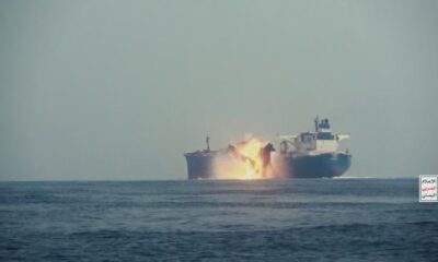 El petrolero Cordelia Moon estalla en llamas tras ser alcanzado por un misil en el Mar Rojo, frente al puerto yemení de Hodeida, en esta captura de pantalla de un vídeo publicado el 1 de octubre de 2024 (Reuters)/Infobae