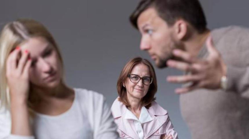 Amada por muchos y evitada por otros, las suegras forman parte importante en la vida familiar de una pareja. Foto: Internet