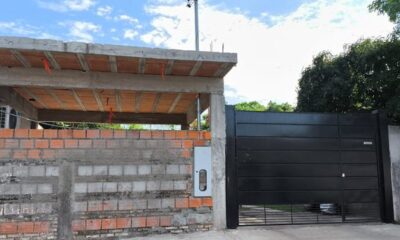 La camioneta continúa dentro de la vivienda en Mariano Roque Alonso. Foto: Gentileza.