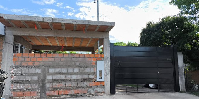 La camioneta continúa dentro de la vivienda en Mariano Roque Alonso. Foto: Gentileza.