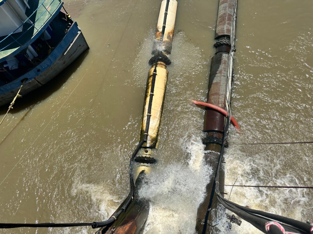 Caños rotos de la estación de bombeo de Viñas Cue. Foto: ESSAP.