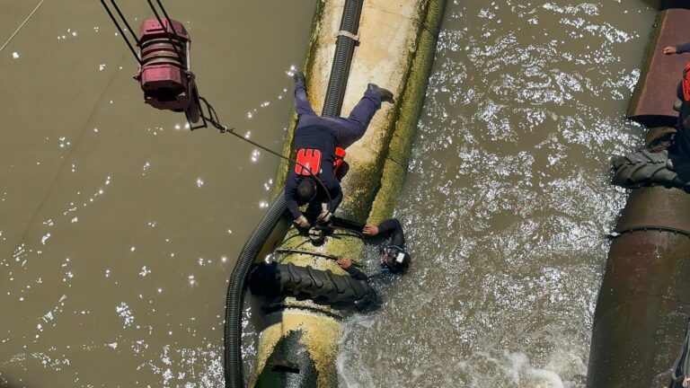 Reparación de los equipos de toma de agua en Viña Cue. Foto: ESSAP.