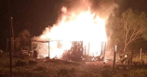 La vivienda quedó destruida. Foto: Frontera Py.