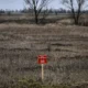 Un cartel advierte el peligro en un campo minado que hasta hace unos años eran tierras de cultivo a la entrada de Nizhyn, a unos 130 kilómetros al noreste de Kiev. (Archivo 03.03.2022) Imagen: Aris Messinis/AFP/Getty Images