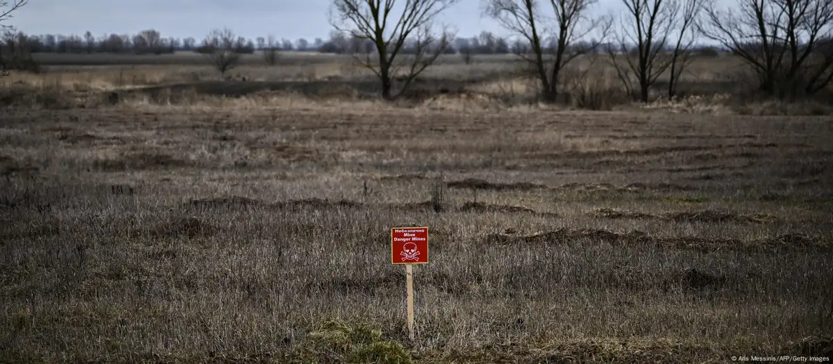 Un cartel advierte el peligro en un campo minado que hasta hace unos años eran tierras de cultivo a la entrada de Nizhyn, a unos 130 kilómetros al noreste de Kiev. (Archivo 03.03.2022) Imagen: Aris Messinis/AFP/Getty Images