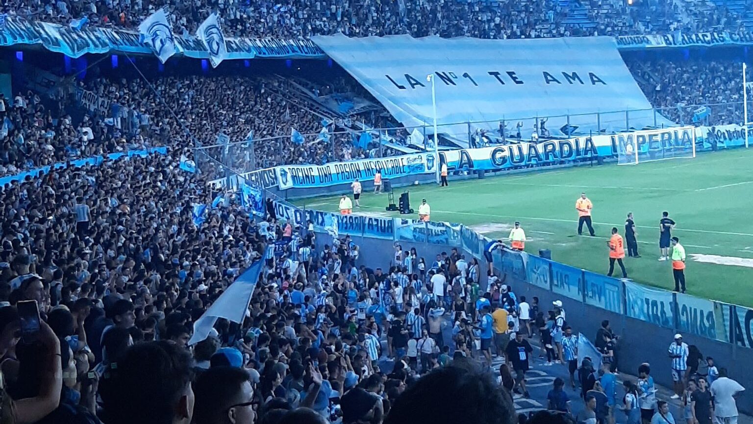 Hinchas de Racing. Foto: https://www.elindependiente.com.ar/