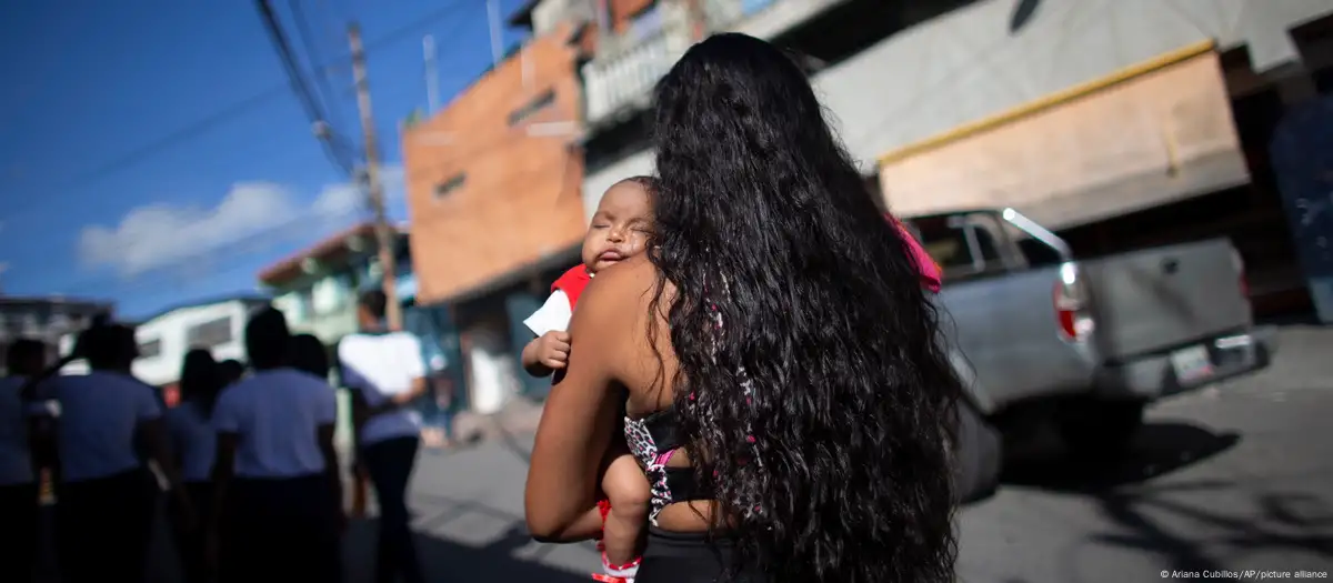 Los embarazos infantiles se hallan entre los riesgos y, a veces, en los orígenes de las uniones tempranas. Imagen: Ariana Cubillos/AP/picture alliance