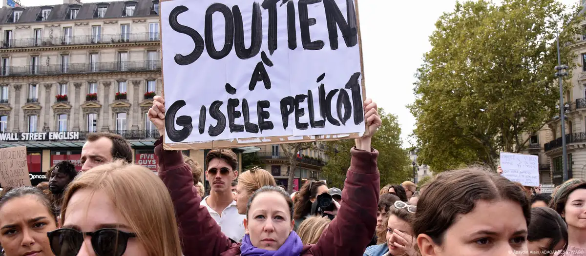 Un grupo se manifiesta a favor de Gisèle Pelicot en París. Imagen: Apaydin Alain/ABACAPRESS/IMAGO