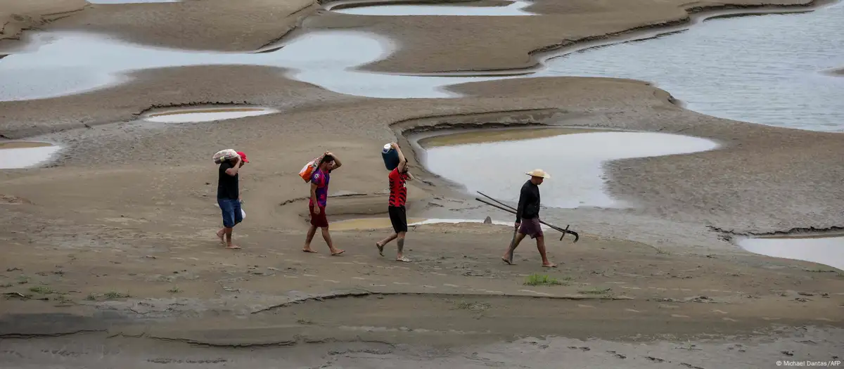 La sequía causa problemas para el suministro de agua, necesaria también para las centrales hidroeléctricas. Imagen del río Solimoes, estado de Amazonas. Imagen: Michael Dantas/AFP/DW