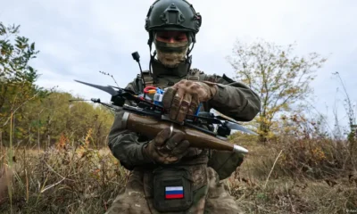 Un soldado ruso sostiene un dron con municiones durante una misión militar en la zona de operaciones militares especiales de Rusia. Foto: DW- Archivo.