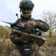 Un soldado ruso sostiene un dron con municiones durante una misión militar en la zona de operaciones militares especiales de Rusia. Foto: DW- Archivo.