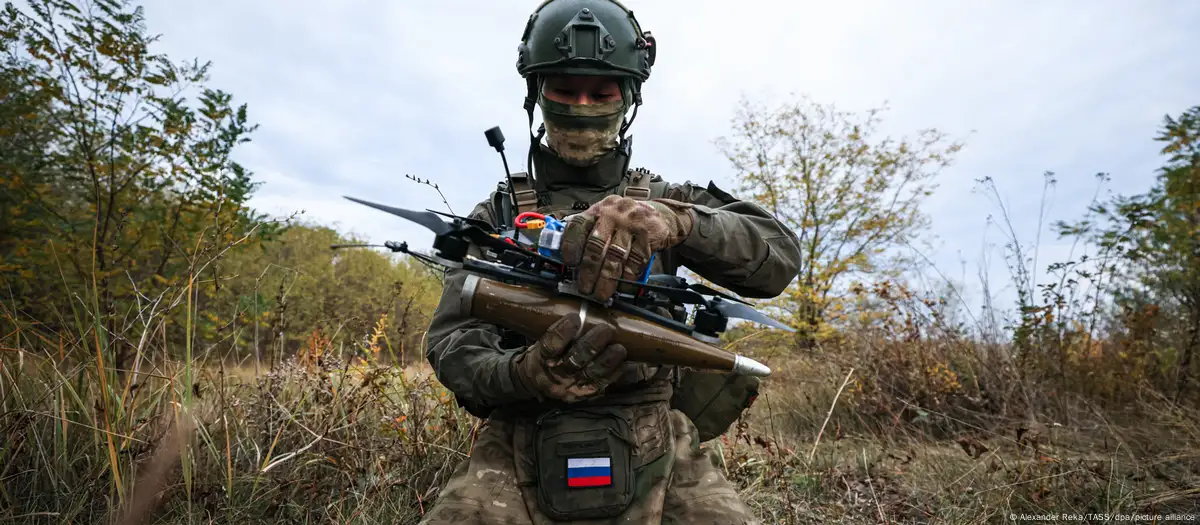 Un soldado ruso sostiene un dron con municiones durante una misión militar en la zona de operaciones militares especiales de Rusia. Foto: DW- Archivo.