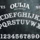 Con raíces en el espiritismo del siglo XIX, la Ouija comenzó como un simple juego y evolucionó en un fenómeno cargado de misterio y polémica. Imagen: Depositphotos/IMAGO