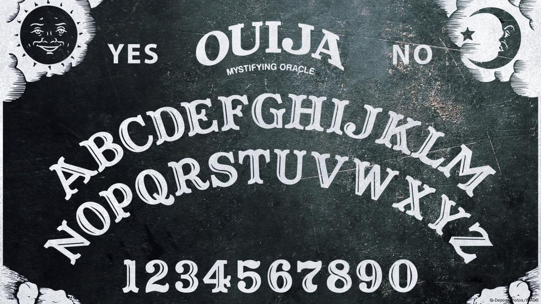 Con raíces en el espiritismo del siglo XIX, la Ouija comenzó como un simple juego y evolucionó en un fenómeno cargado de misterio y polémica. Imagen: Depositphotos/IMAGO