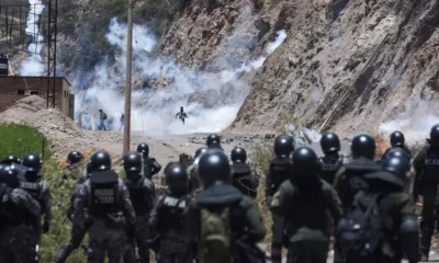 Con el disparo de gases, el contingente policial desplegado en Parotani, Cochabamba, inició el desbloqueo de una carretera. Los manifestantes respondieron al gas con dinamita y piedras desde los cerros, tal y como ocurrió en otro intento de desalojo hace varios días. (01.11.2024) Imagen: Claudia Morales/DW