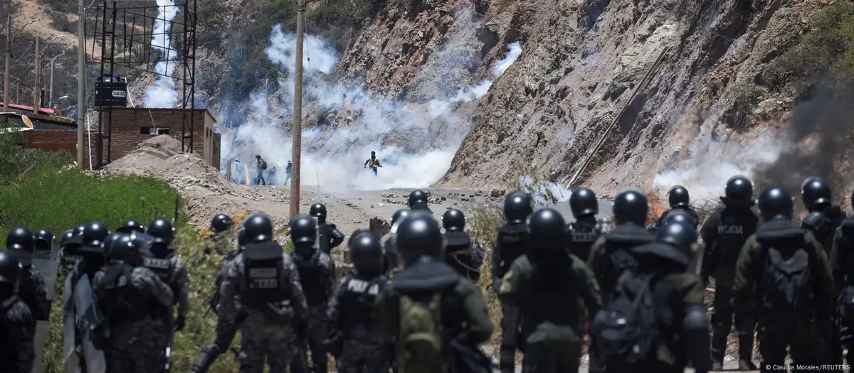 Con el disparo de gases, el contingente policial desplegado en Parotani, Cochabamba, inició el desbloqueo de una carretera. Los manifestantes respondieron al gas con dinamita y piedras desde los cerros, tal y como ocurrió en otro intento de desalojo hace varios días. (01.11.2024) Imagen: Claudia Morales/DW