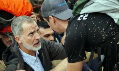 Felipe VI siendo increpado por uno de las afectados en las inundaciones en Valencia, España. Foto: DW.