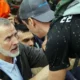 Felipe VI siendo increpado por uno de las afectados en las inundaciones en Valencia, España. Foto: DW.