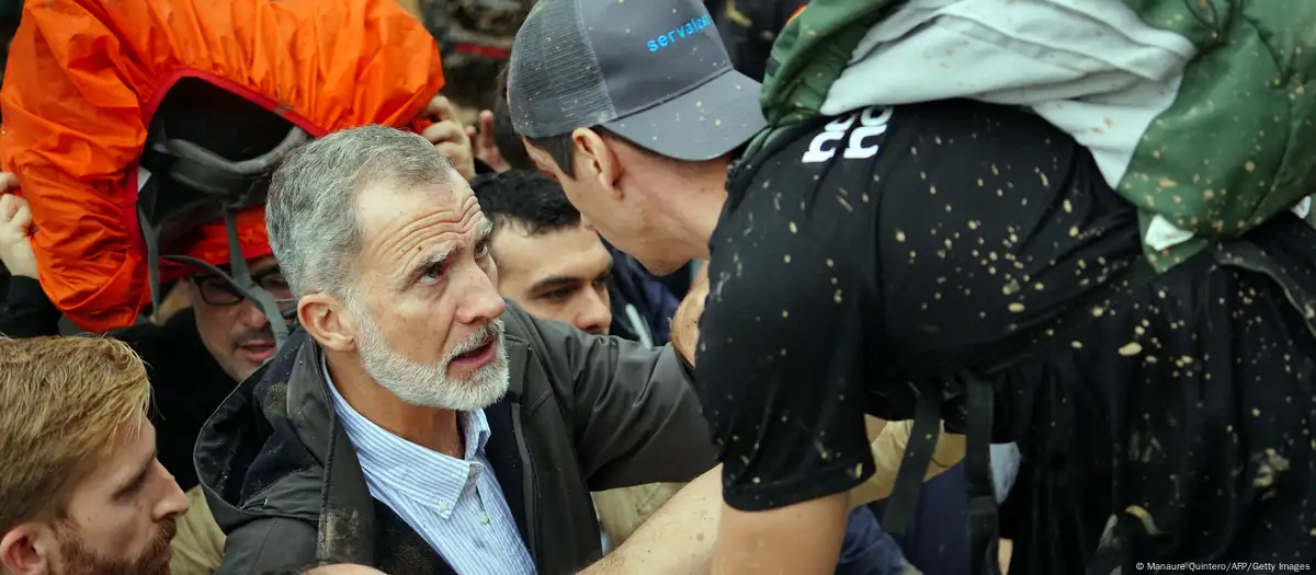 Felipe VI siendo increpado por uno de las afectados en las inundaciones en Valencia, España. Foto: DW.