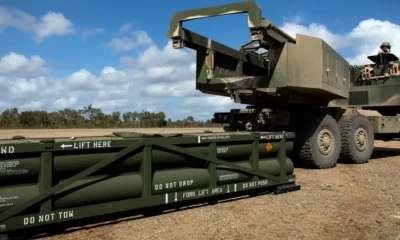 Un artillero estadounidense prepara la grúa para cargar los misiles tácticos ATACMS en el Sistema de Cohetes de Artillería Altamente Móvil (HIMARS) en Queensland, Australia. (Foto de archivo: 26.07.2023) Imagen: picture alliance/dpa/U.S. Army via AP