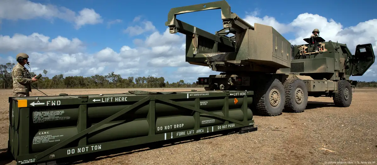 Un artillero estadounidense prepara la grúa para cargar los misiles tácticos ATACMS en el Sistema de Cohetes de Artillería Altamente Móvil (HIMARS) en Queensland, Australia. (Foto de archivo: 26.07.2023) Imagen: picture alliance/dpa/U.S. Army via AP