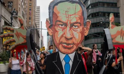 Cientos de personas protestaron en septiembre pasado en la ciudad de Nueva York, contra el primer ministro israelí, Benjamin Netanyahu. Los manifestantes plantearon una serie de demandas, entre ellas el arresto de Netanyahu de conformidad con la CPI. (Archivo 26.09.2024) Imagen: Aashish Kiphayet/NurPhoto/picture allianc